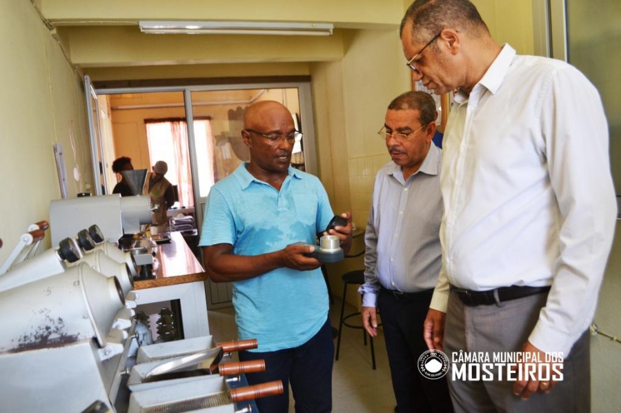 Institucional: Ministro da Indústria, Comércio e Energia visita Mosteiros