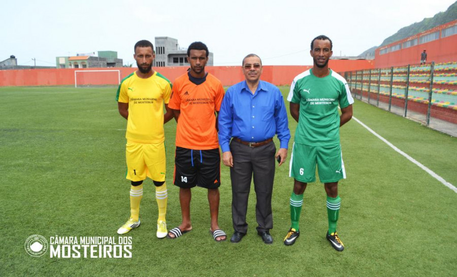 Inter-zonas de Futebol: Câmara Municipal entrega equipamentos às equipas de Fajãzinha e Relvas