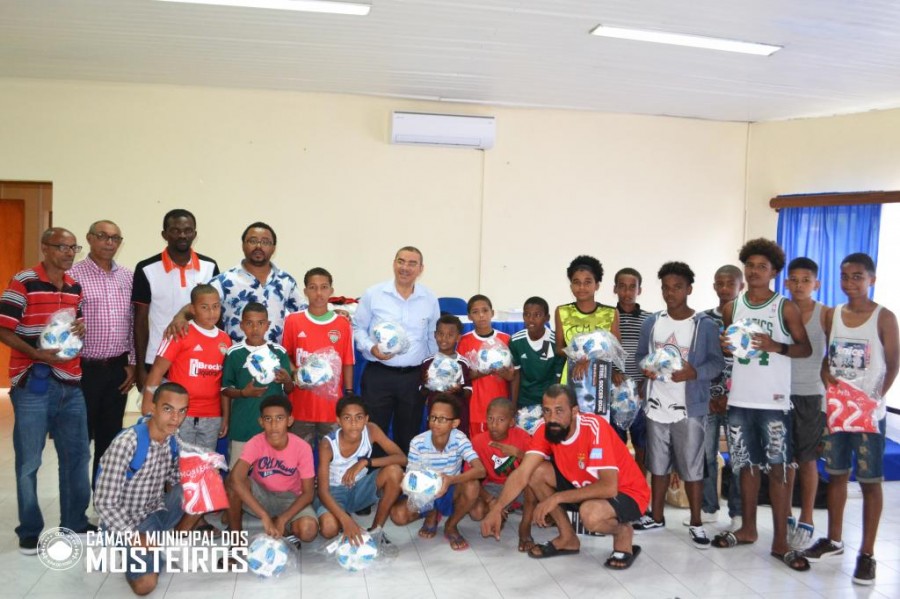 Futebol: Câmara entrega donativos angariados na diáspora a Escola de Iniciação Desportiva