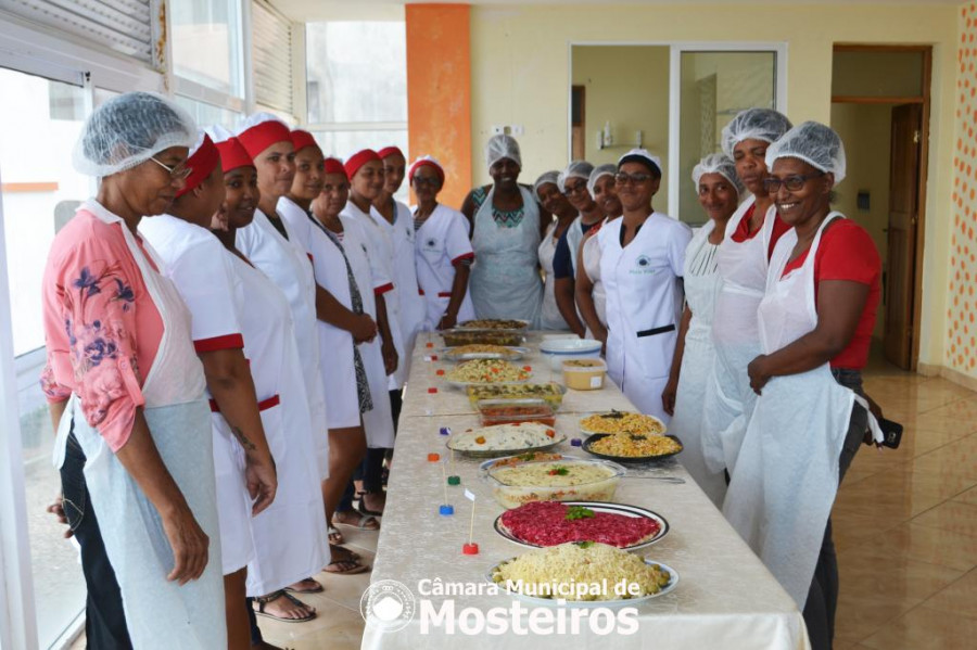 Pré-escolar: Cozinheiras e Monitoras recebem formação em culinária