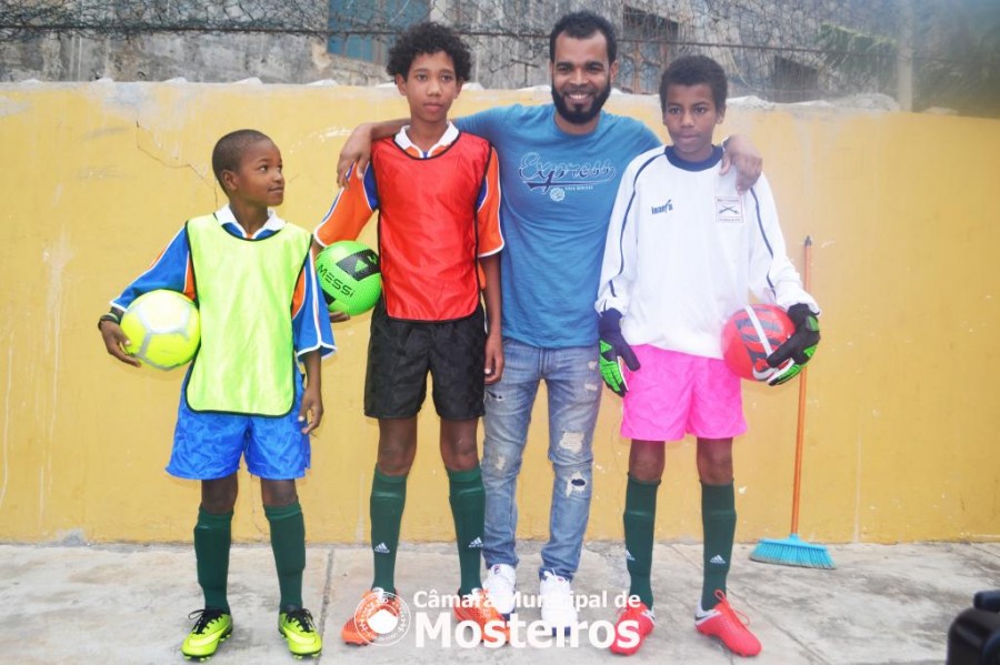 Atalaia: Emigrantes ajudam a criar escola de futebol