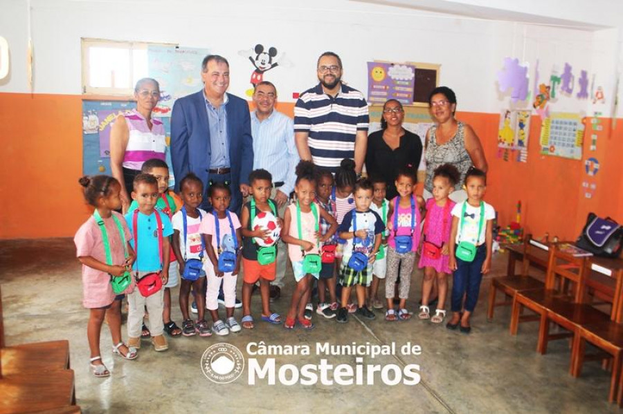 Cooperação: Presidente da Câmara Municipal do Entroncamento doa materiais didáticos a jardins infantis