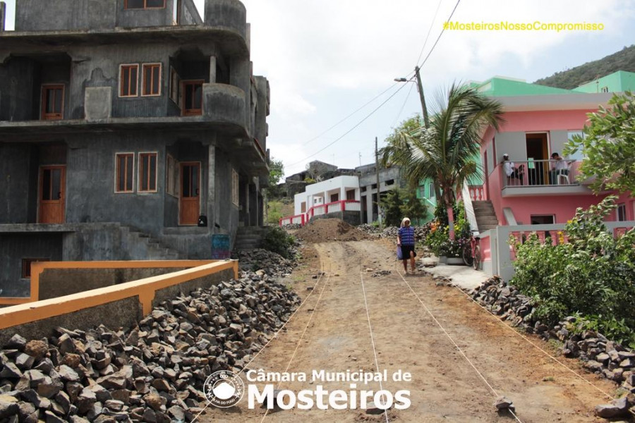 Obras: Câmara Municipal reabilita troço de estrada em Fonsaco