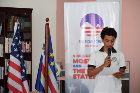 Poesia sobre Café do Fogo: American Corner premeia vencedores do concurso em Inglês
