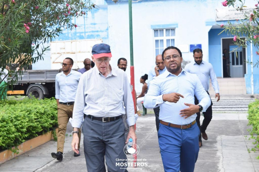 Cortesia: antigo embaixador dos Estados Unidos em Cabo Verde visita Mosteiros